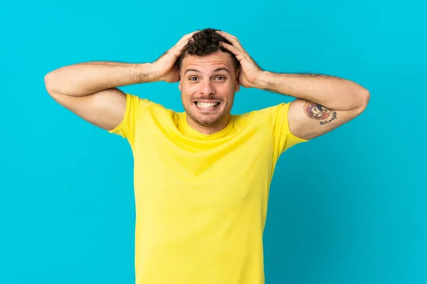 Jeune Homme Beau Caucasien Isolé Sur Fond Bleu Faisant Geste — Photo