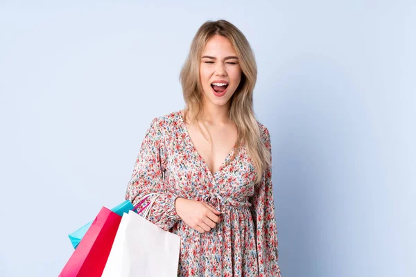 Adolescente Rusa Con Bolsa Aislada Fondo Azul Gritando Frente Con — Foto de Stock