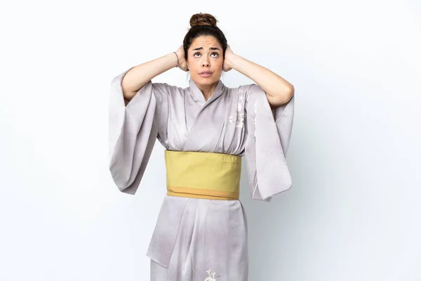 Mujer Usando Kimono Sobre Fondo Aislado Frustrado Cubriendo Las Orejas —  Fotos de Stock
