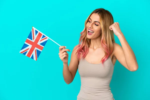 Jovem Segurando Uma Bandeira Reino Unido Sobre Fundo Azul Isolado — Fotografia de Stock