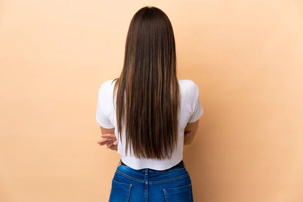 Adolescente Menina Brasileira Sobre Fundo Isolado Posição Trás — Fotografia de Stock