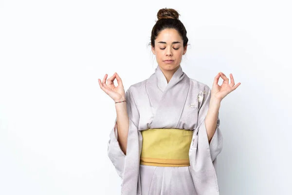 Mujer Usando Kimono Sobre Fondo Aislado Pose Zen —  Fotos de Stock