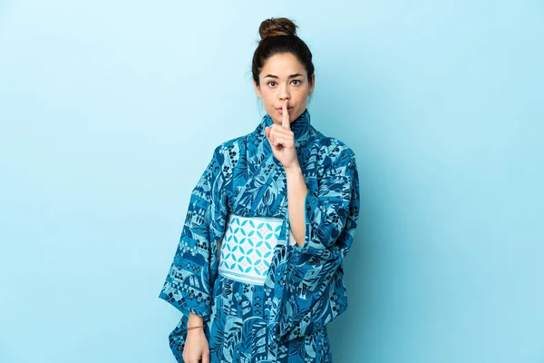 Frau Trägt Kimono Über Isoliertem Hintergrund Und Zeigt Ein Zeichen — Stockfoto