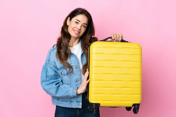 Frau Vor Blauem Hintergrund Urlaub Mit Reisekoffer — Stockfoto