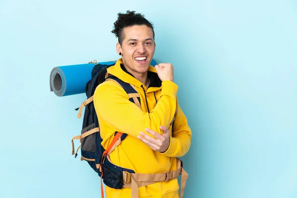 Jeune Alpiniste Homme Avec Grand Sac Dos Sur Fond Bleu — Photo