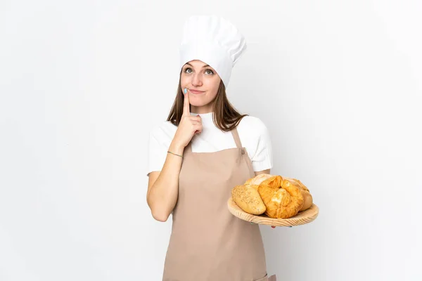 Mujer Joven Uniforme Chef Aislado Sobre Fondo Blanco Pensando Una — Foto de Stock