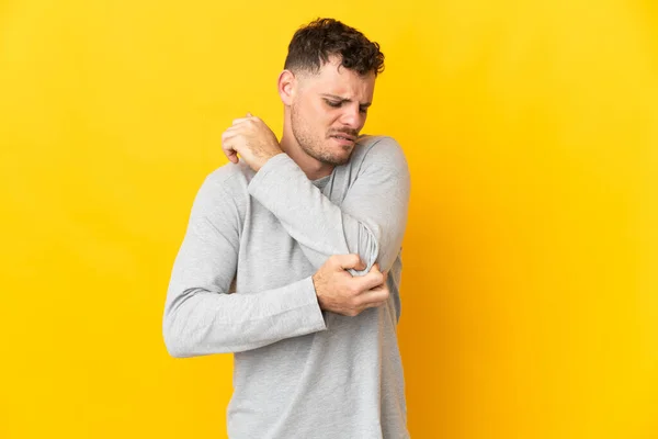 Jonge Blanke Knappe Man Geïsoleerd Gele Achtergrond Met Pijn Elleboog — Stockfoto