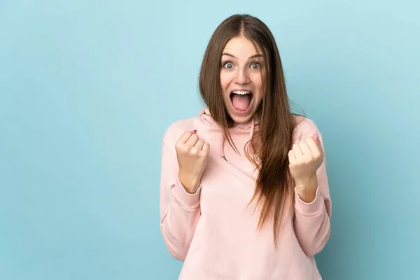 Giovane Donna Caucasica Isolata Sfondo Blu Che Celebra Una Vittoria — Foto Stock