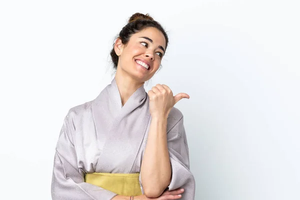 Kvinna Bär Kimono Över Isolerad Bakgrund Pekar Sidan För Att — Stockfoto