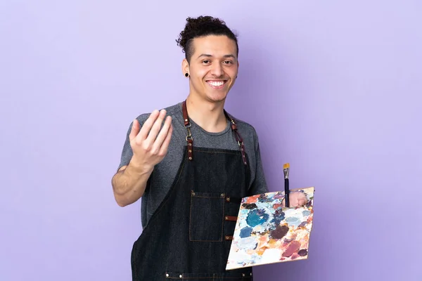 Young Artist Man Holding Palette Isolated Purple Background Inviting Come — Stock Photo, Image