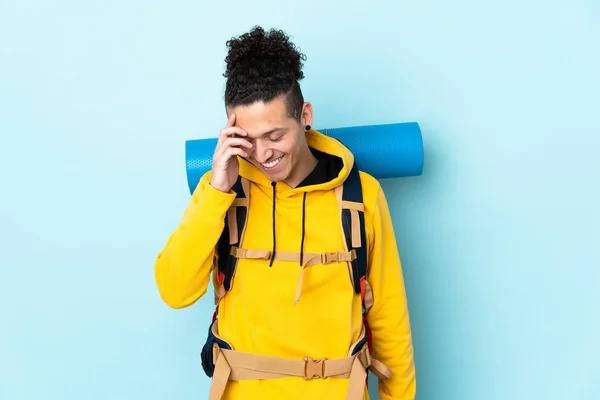 Giovane Alpinista Uomo Con Grande Zaino Isolato Sfondo Blu Ridere — Foto Stock