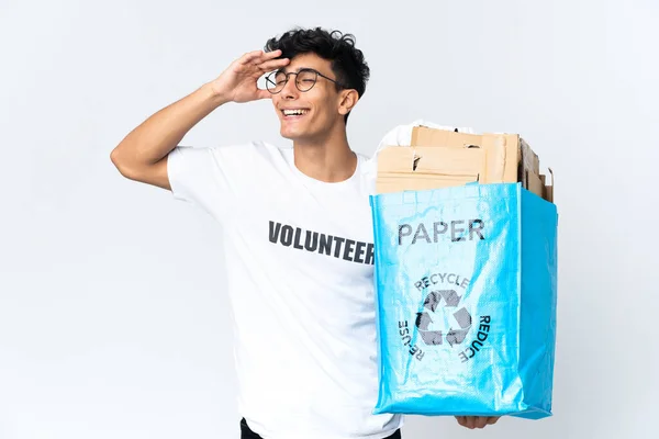 Joven Sosteniendo Una Bolsa Reciclaje Llena Papel Sonriendo Mucho — Foto de Stock