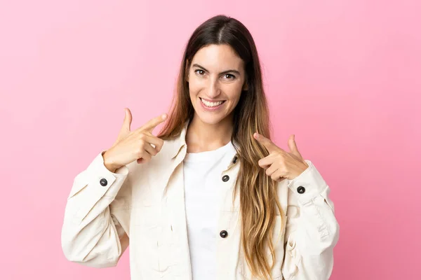 Joven Mujer Caucásica Aislada Sobre Fondo Rosa Dando Gesto Pulgar —  Fotos de Stock