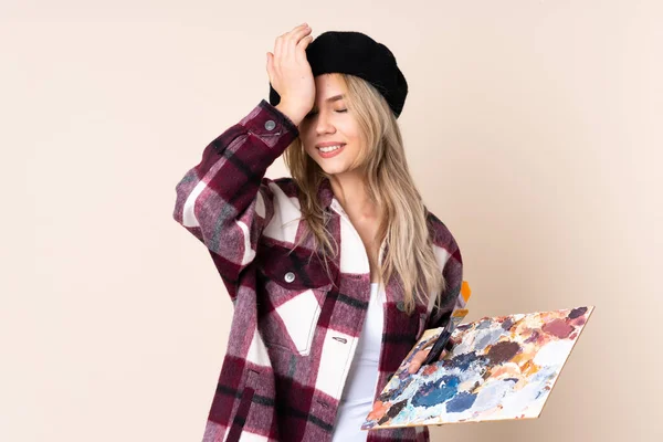 Adolescente Artista Menina Segurando Uma Paleta Isolada Fundo Azul Percebeu — Fotografia de Stock