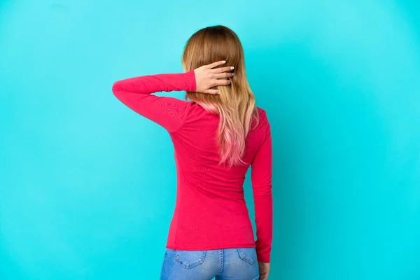 Junge Frau Über Isoliertem Blauem Hintergrund Rückenlage Und Denken — Stockfoto