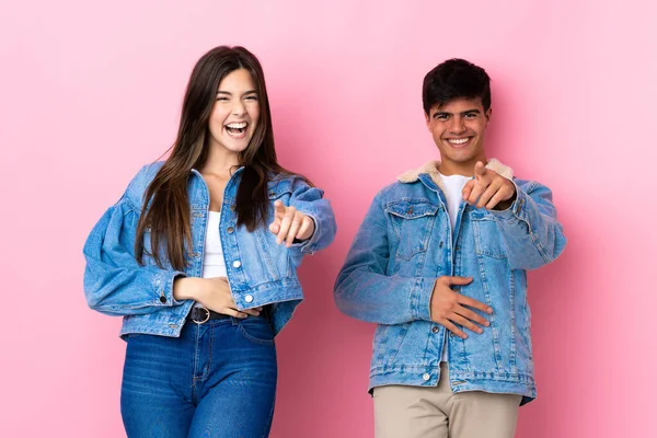 Casal Jovem Sobre Fundo Rosa Isolado Apontando Com Dedo Para — Fotografia de Stock