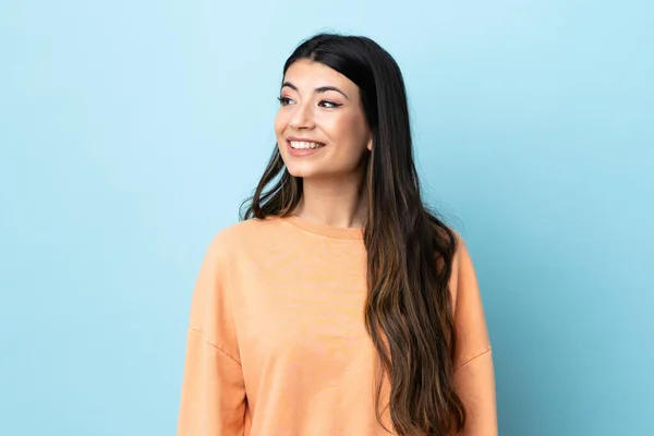 Jong Brunette Meisje Geïsoleerde Blauwe Achtergrond Zoek Naar Zijkant Glimlachen — Stockfoto