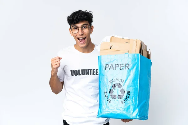 Joven Sosteniendo Una Bolsa Reciclaje Llena Papel Celebrando Una Victoria — Foto de Stock