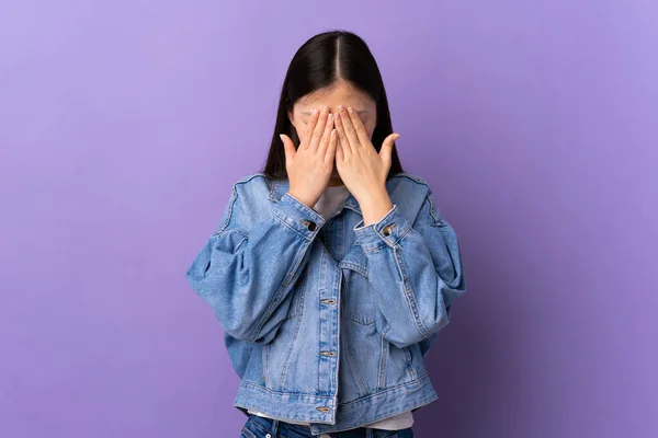 Fiatal Kínai Lány Elszigetelt Lila Háttér Fáradt Beteg Kifejezés — Stock Fotó