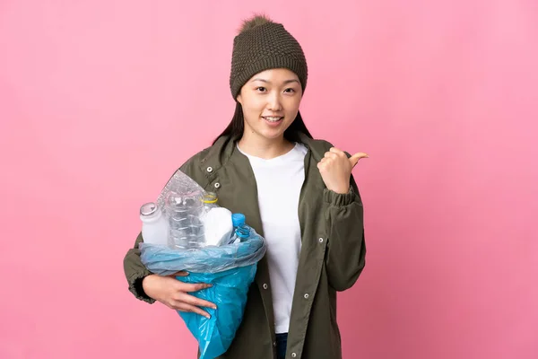 Menina Chinesa Segurando Saco Cheio Garrafas Plástico Para Reciclar Sobre — Fotografia de Stock