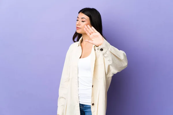 Giovane Donna Bruna Sfondo Viola Isolato Facendo Gesto Arresto Deluso — Foto Stock