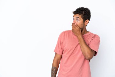 Beyaz arka planda izole edilmiş yakışıklı Brezilyalı bir adam. Yan tarafa bakarken sürpriz jest yapıyor.