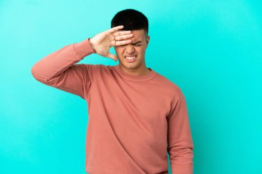 Soyutlanmış, mavi bir geçmişi olan, yorgun ve hasta bir yüzü olan genç yakışıklı bir adam.