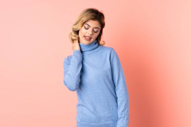 Genç Rus kadın pembe arka planda yalnız gülüyor.