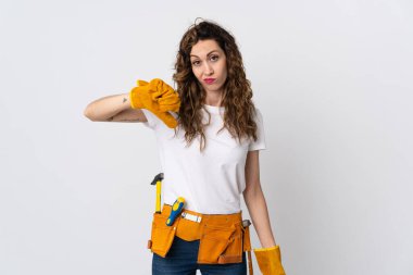 Genç elektrikçi beyaz arka planda izole edildi.