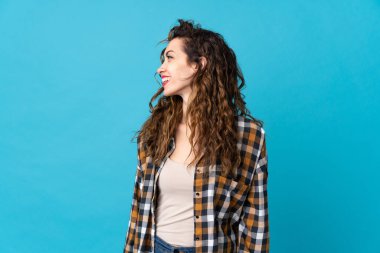 Mavi arka planda izole edilmiş beyaz bir kadın.