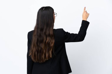 İzole edilmiş beyaz arka plan üzerinde iş kadını işaret parmağı ile geriye