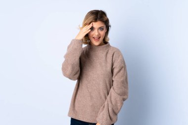 Mavi arka planda izole edilmiş genç Rus kadın bir şey fark etti ve çözüme niyetlendi.