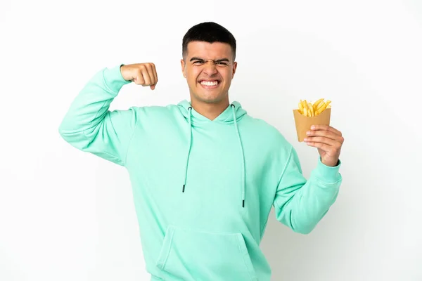 Jonge Knappe Man Met Gebakken Chips Geïsoleerde Witte Achtergrond Doet — Stockfoto