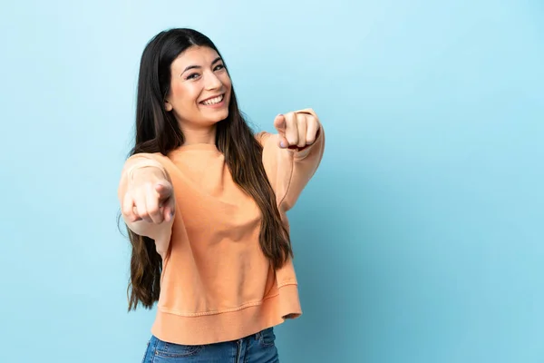 Jovem Morena Sobre Fundo Azul Isolado Apontando Frente Com Expressão — Fotografia de Stock