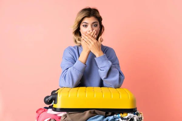 Adolescente Donna Con Insalata Isolata Sfondo Blu Che Copre Bocca — Foto Stock