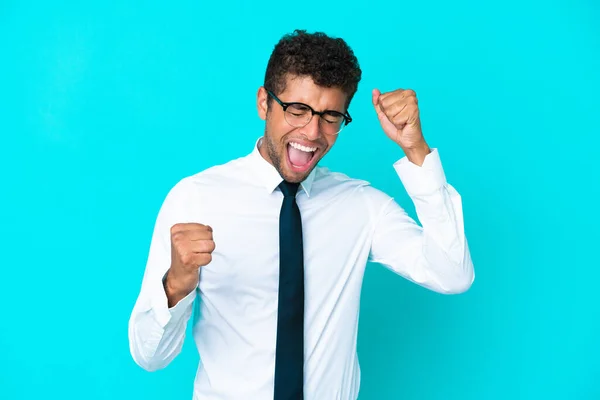 Joven Empresario Brasileño Aislado Sobre Fondo Azul Celebrando Una Victoria —  Fotos de Stock