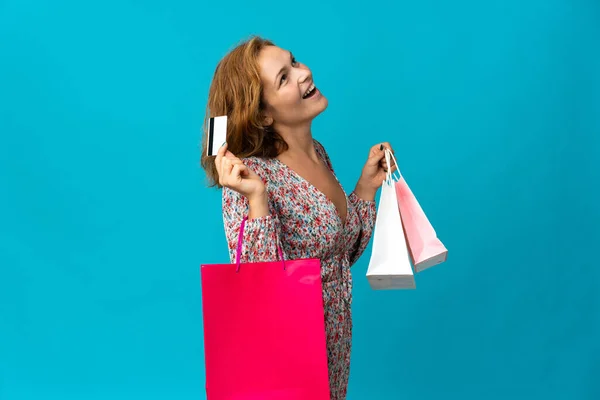 Mujer Georgiana Joven Con Bolsa Aislada Sobre Fondo Azul Sosteniendo —  Fotos de Stock