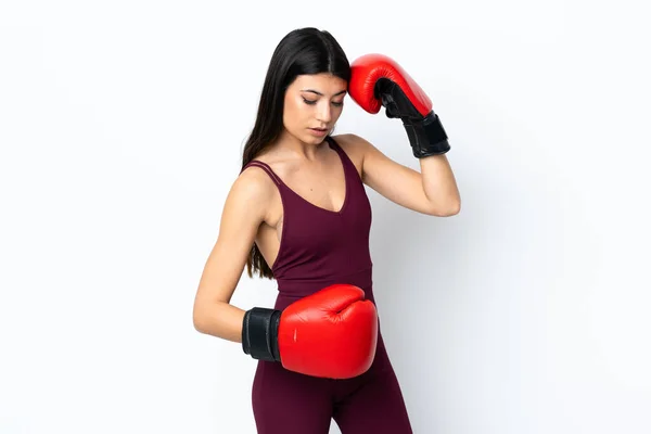 Νεαρή Αθλητική Γυναίκα Πάνω Από Απομονωμένο Λευκό Φόντο Γάντια Πυγμαχίας — Φωτογραφία Αρχείου