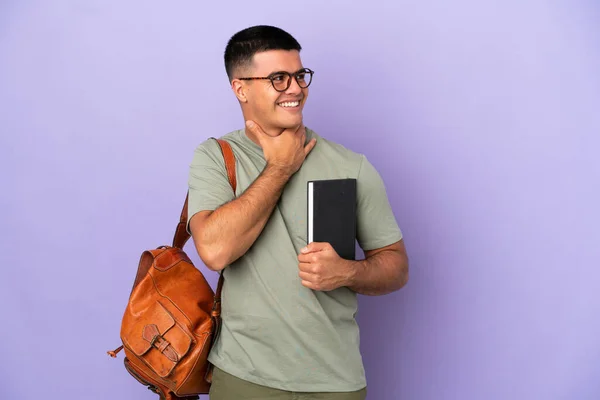 Knappe Student Man Geïsoleerde Achtergrond Zoek Naar Boven Terwijl Glimlachen — Stockfoto