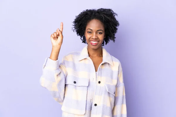 Joven Mujer Afroamericana Aislada Sobre Fondo Púrpura Señalando Una Gran — Foto de Stock