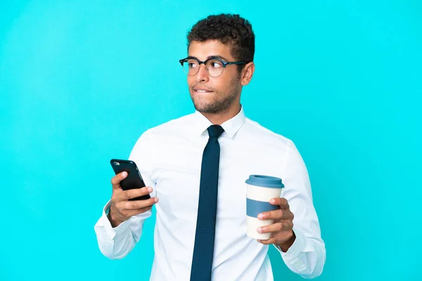 Jovem Empresário Brasileiro Isolado Fundo Azul Segurando Café Para Levar — Fotografia de Stock