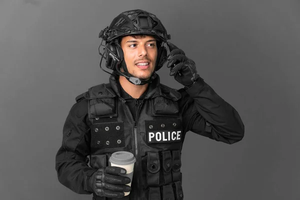 Swat Kaukasischer Mann Isoliert Auf Grauem Hintergrund Mit Kaffee Zum — Stockfoto