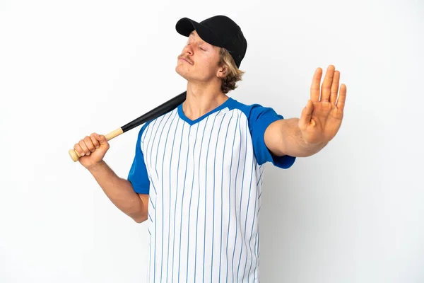 Νεαρός Ξανθός Άντρας Παίζει Μπέιζμπολ Απομονωμένος Λευκό Φόντο Κάνοντας Στάση — Φωτογραφία Αρχείου
