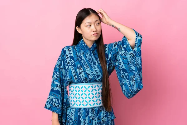 Joven Chica China Usando Kimono Sobre Fondo Aislado Que Tiene —  Fotos de Stock