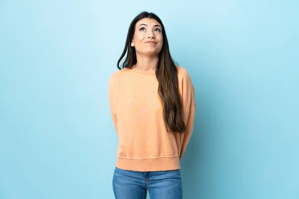 Menina Morena Jovem Sobre Fundo Azul Isolado Olhando Para Cima — Fotografia de Stock