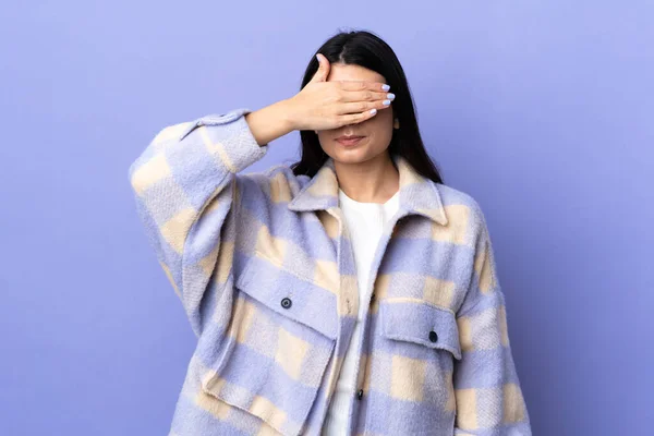 Giovane Donna Bruna Sfondo Viola Isolato Che Copre Gli Occhi — Foto Stock