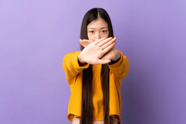 Молода Китайська Дівчина Над Ізольованим Фіолетовим Фоном Робить Стоп Жест — стокове фото
