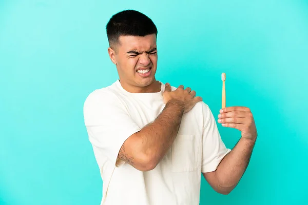 Genç Yakışıklı Bir Adam Dişlerini Fırçalayıp Izole Edilmiş Mavi Arka — Stok fotoğraf