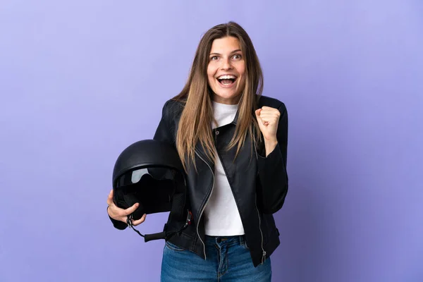 Молодая Словацкая Женщина Мотоциклетным Шлемом Изолированная Фиолетовом Фоне Празднует Победу — стоковое фото