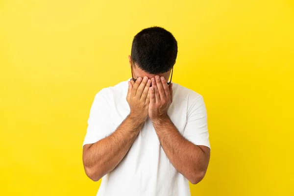 Jovem Homem Bonito Sobre Fundo Amarelo Isolado Com Expressão Cansada — Fotografia de Stock